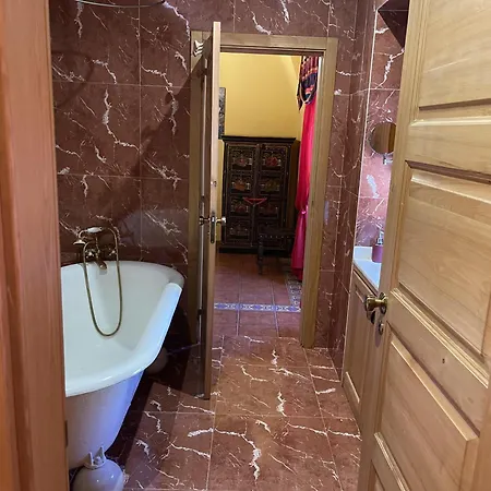 Lovely 4-bed Near Holiday home
