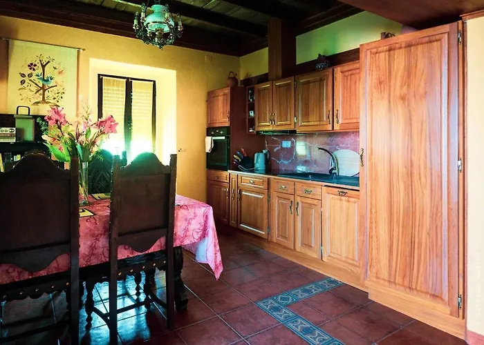 Дом отдыха Charming Garden Retreat In