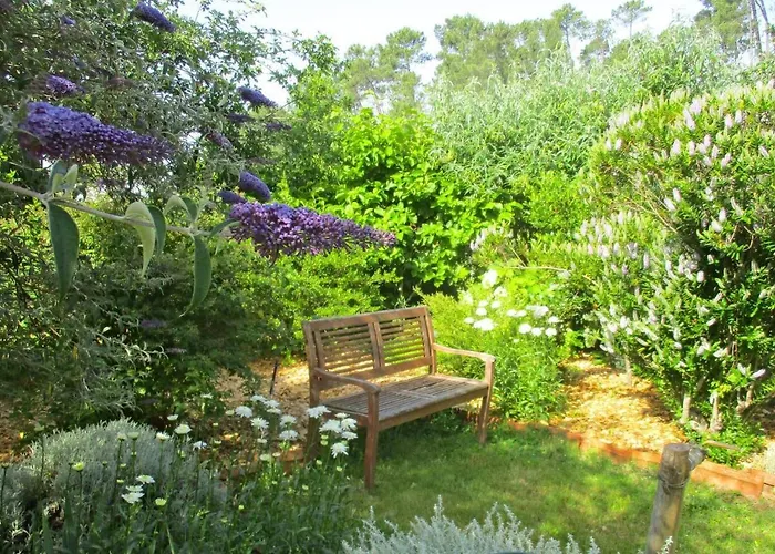 Дом отдыха Charming Garden Retreat In *