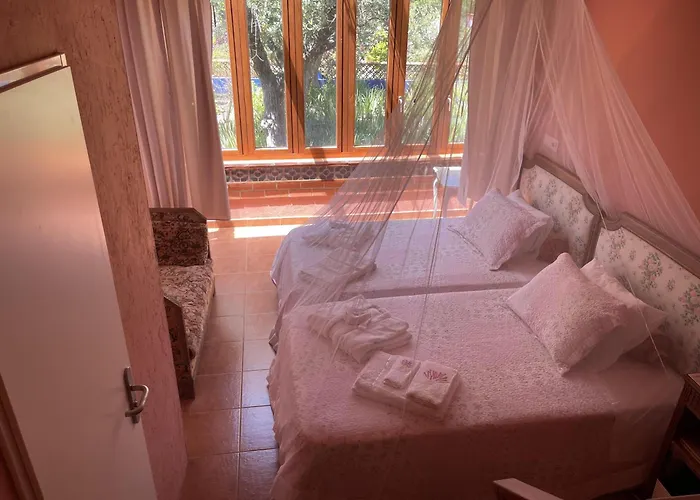 Дом отдыха Charming Garden Retreat In